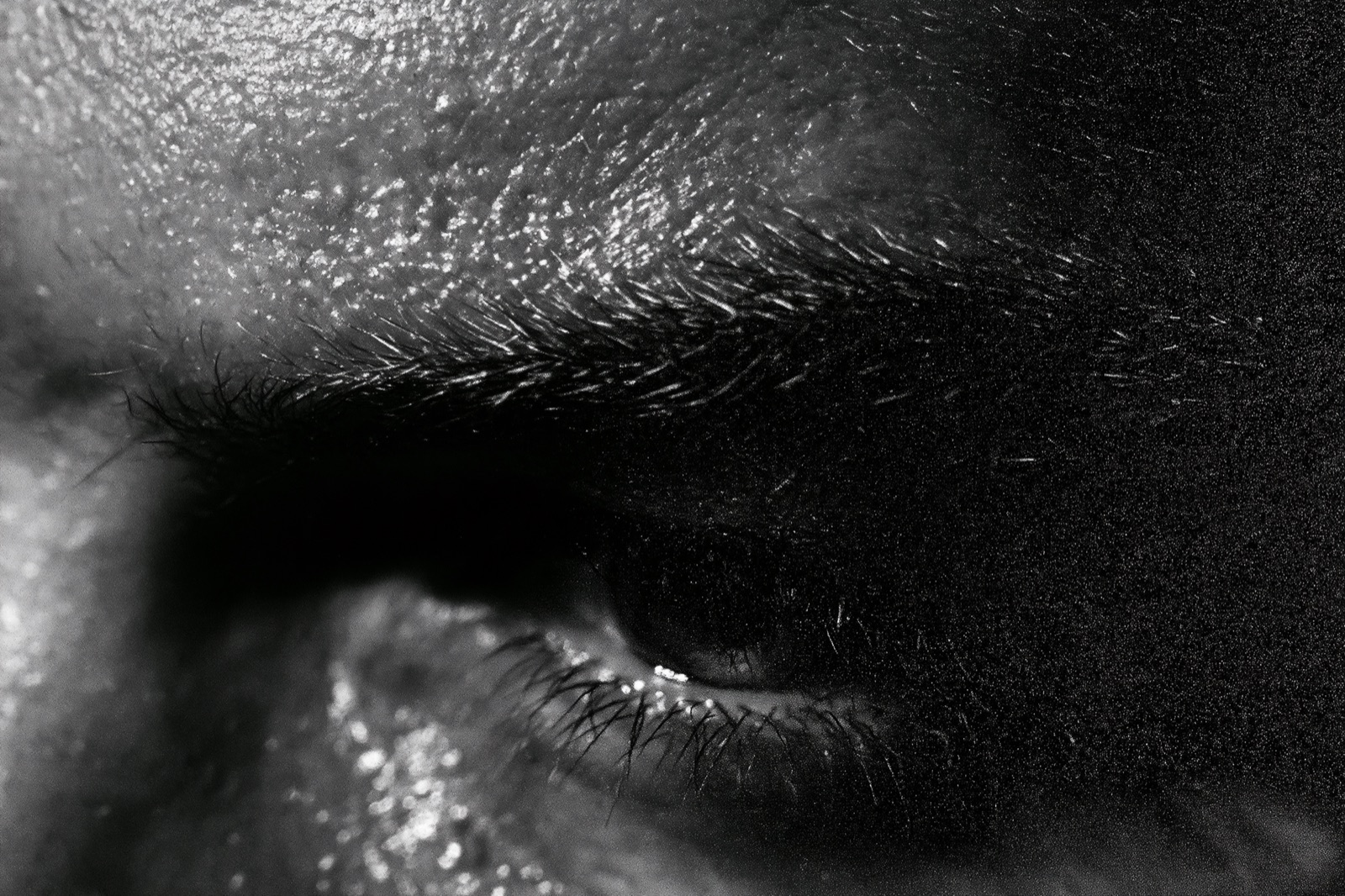 Primer plano editorial de piel masculina en blanco y negro